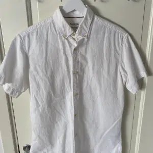 En vit skjorta med korta ärmar från Jack and Jones, i storlek S. Den är endast använd 1-2 gånger så den är i super fint skick. Det är en linne/bomull mix så den är perfekt nu till sommaren.