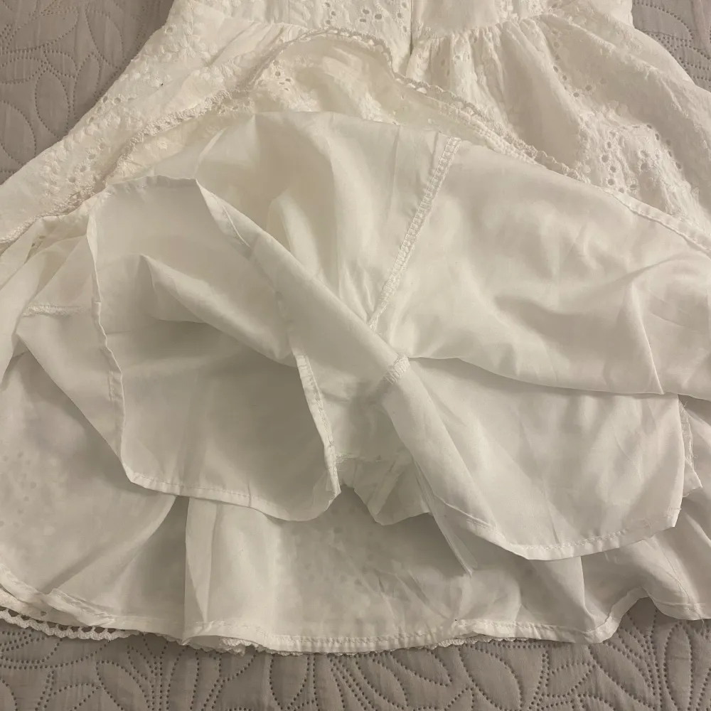 Säljer denna superfina klänningen då den var liten på mig💕klänningen kommer med insydda shorts, perfekt nu till studenten😍(första bilden är lånad). Klänningar.