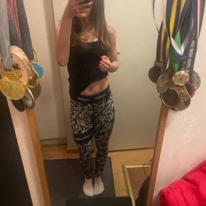 Leopard stronger byxor 🐆🐆 - Jag säljer mina super snygga leopard tränings byxor från Stronger, Dom är super sköna och passar mig som är S, dom är andvända ett få tal gånger och har inga skador eller liknande. Hör av er till mig om ni har flera frågor 💕💕🐆🐆