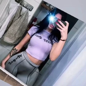 Crop top - OBS! Det är den röda jag säljer, den lila är bara för att visa hur den sitter på!  Jättefin crop top från Shein. Storlek S, men passar också XS. Som ny. 