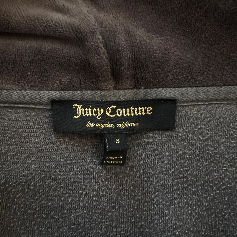 Vintage Juicy Couture zip-up kofta. Går ej att köpa på hemsidan längre, väldigt bra skick. Jag skulle säga att den passar xs-s, guld detaljer (till skillnad från nya modellen). Inga syndliga defekter förutom på Jt på dragkedjan (se bild 5) 🤍. Tröjor & Koftor.