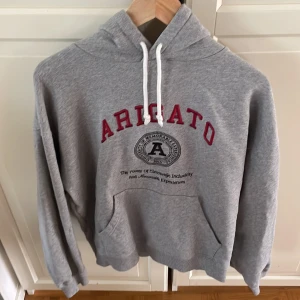 Arigato - Arigato hoddie som har är sparsamt använd. Säljer pga för liten. 2000kr ny pris. Köpt från Arigatos hemsida, köparen står för frakten. 