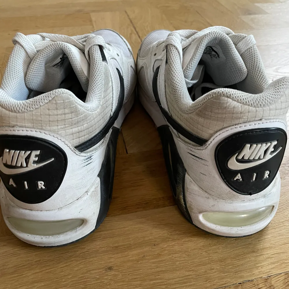 Vita Nike AIR MAX som är använda men i bra skick. På bild 3 syns två svarta märken som blivit. Storlek 44,5🩵. Skor.