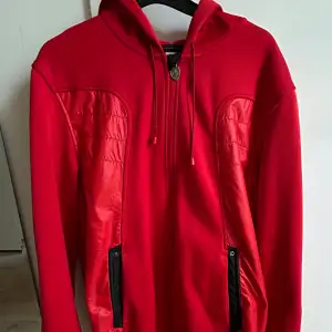 Säljer en tvär snygg Ferrari hoodie som är i dunder skick 😀 den är som ny. Inget trasigt eller fläckar på stl M