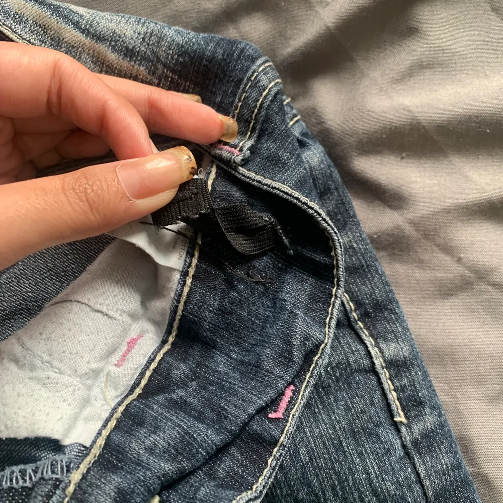 Low/Mid Rise bootcut jeans med vit rosa tryck på fickorna, finns justering band grej inuti men den på vänstra sidan saknar knapp😄skriv om ni har frågor Elr vill ha mer bild nånstans🫰. Jeans & Byxor.