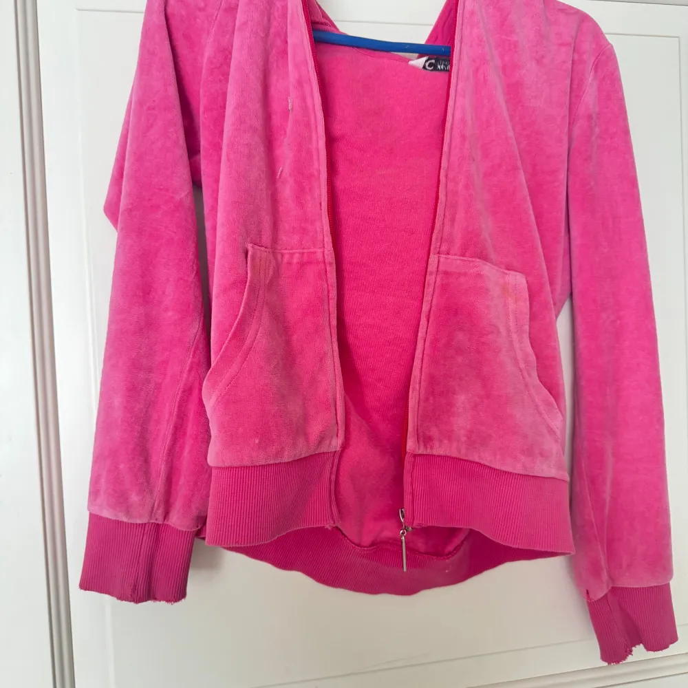 Säljer denna rosa tröja då den inte kommer till användning, i bra skick. Hoodies.