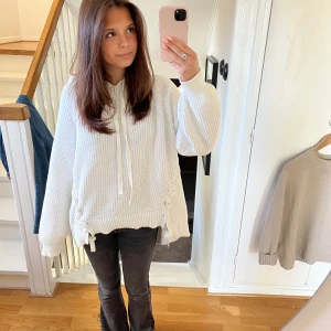 Stickad hoodie - Säljer denna jätte fina vita stickade hoodien från hm, den är söta knytdetaljer på sidan. Säljer pga att den inte kommer till användning💛