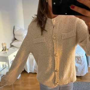 Kofta - Stickad kofta i beiget med guldtrådar från hm lite stor i strl, denhär är i S