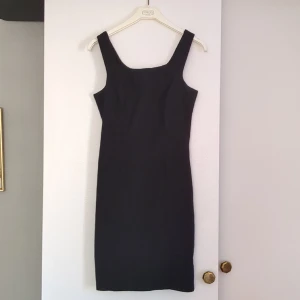 Kort klänning - Jättefin kort klänning i nyskick. Litet snyggt sprund längst ner. Stretchigt material. Made in Europe. 