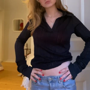 Svart skjorta - Så snygg svart skjorta, lite genomskinlig det är typ ”ränder” i materialet. Lååånga ärmar vilket är en asnajs detalj. 