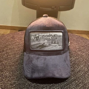 Capéllo keps - Capéllo VELVET keps, finns i tre färger. Kepsarna är helt nya och finns i flera antal. 