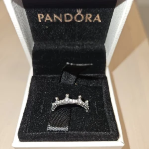 Pandora ring - Säljer nu en riktigt vacker pandora ring i sterlin silver 925. Perfelt till kommande alla hjärtans dag! 😉❤️Ringen är äkta och asken ingår såklart! Kvitto finns tyvärr inte då ringen var en present. Kontakta vid funderingar!😄