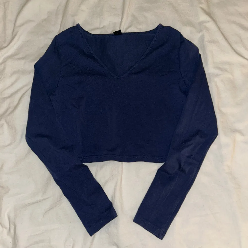 Säljer denna marinblåa tröjan i strl S då den aldrig kommer till användning. Aldrig använd så i nyskick. Tryck gärna på köp nu.💕. Tröjor & Koftor.