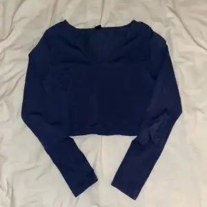 Säljer denna marinblåa tröjan i strl S då den aldrig kommer till användning. Aldrig använd så i nyskick. Tryck gärna på köp nu.💕