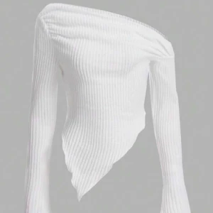 Vit tröja från shein - Har inte använd den så mycket cirka två eller tre gånger den är jätte fint materialen är så skönt. Skriv om du är intresserad av att köpa.🙂 Tar emot bara emot swish🙂