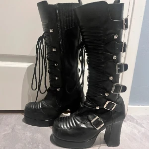 Demonias Gothika-200.  - Motsvarar ca stl 38.5! Svarta klack stövlar med snörning 🖤 Begagnat och ändå fräscha. Skick enligt bilder.