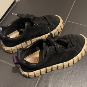 Eytys - säljer mina svarta odessa eytys, dem är sparsamt använda, har ytterst nåra defekter.