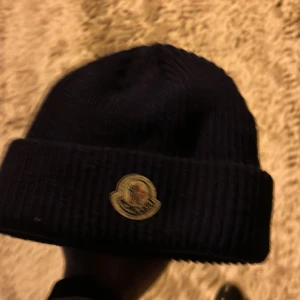 Moncler mössa - Hej, säljer nu min moncler mössa då den inte kommer till användning, väldigt varm o go nu under dem kalla tiderna, Äkta! Har kvitto, Hör av er vid minsta lilla fråga.