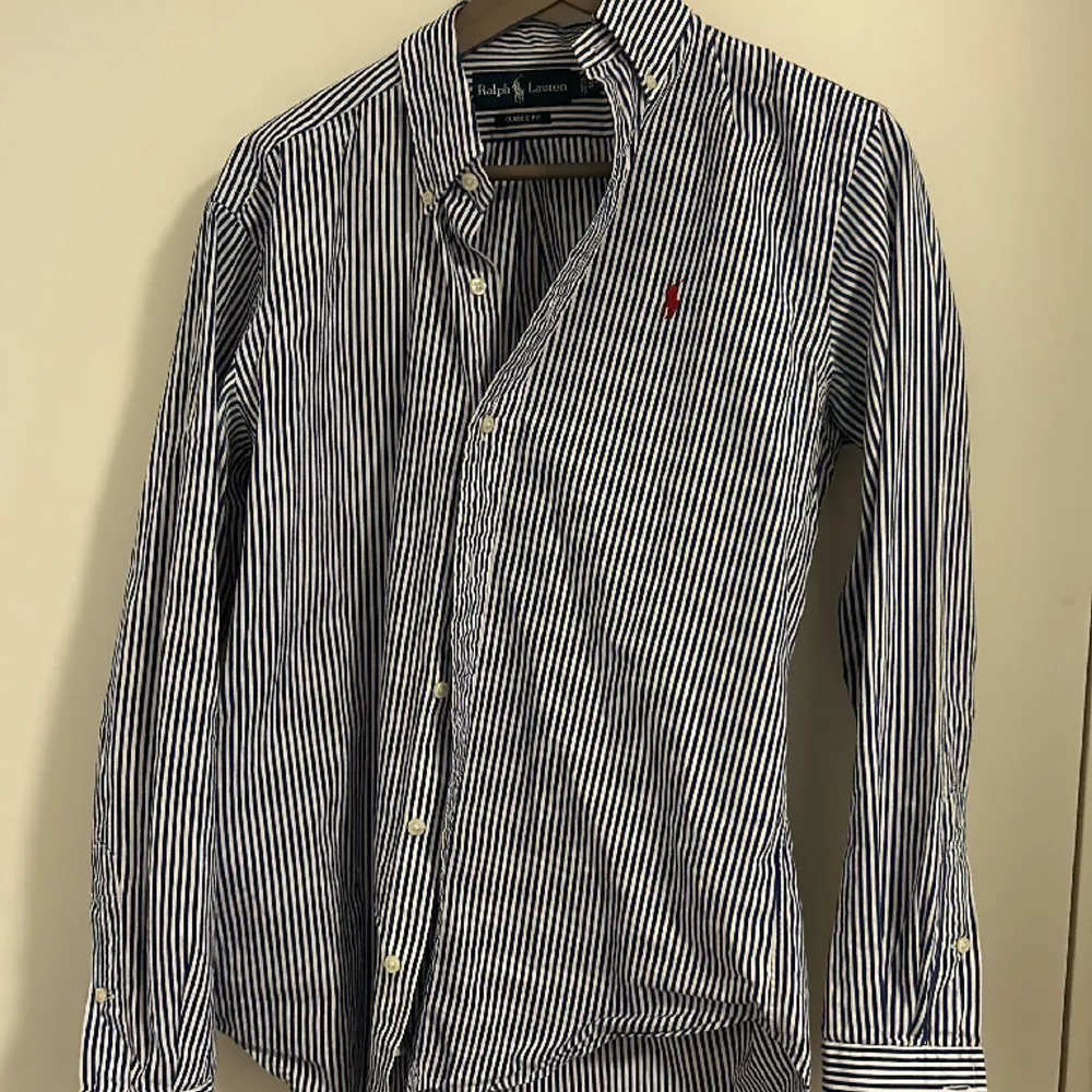 Ralph Lauren Skjorta, skick: 9/10, inga defekter. Nypris: 1400 kr. Skjortor.