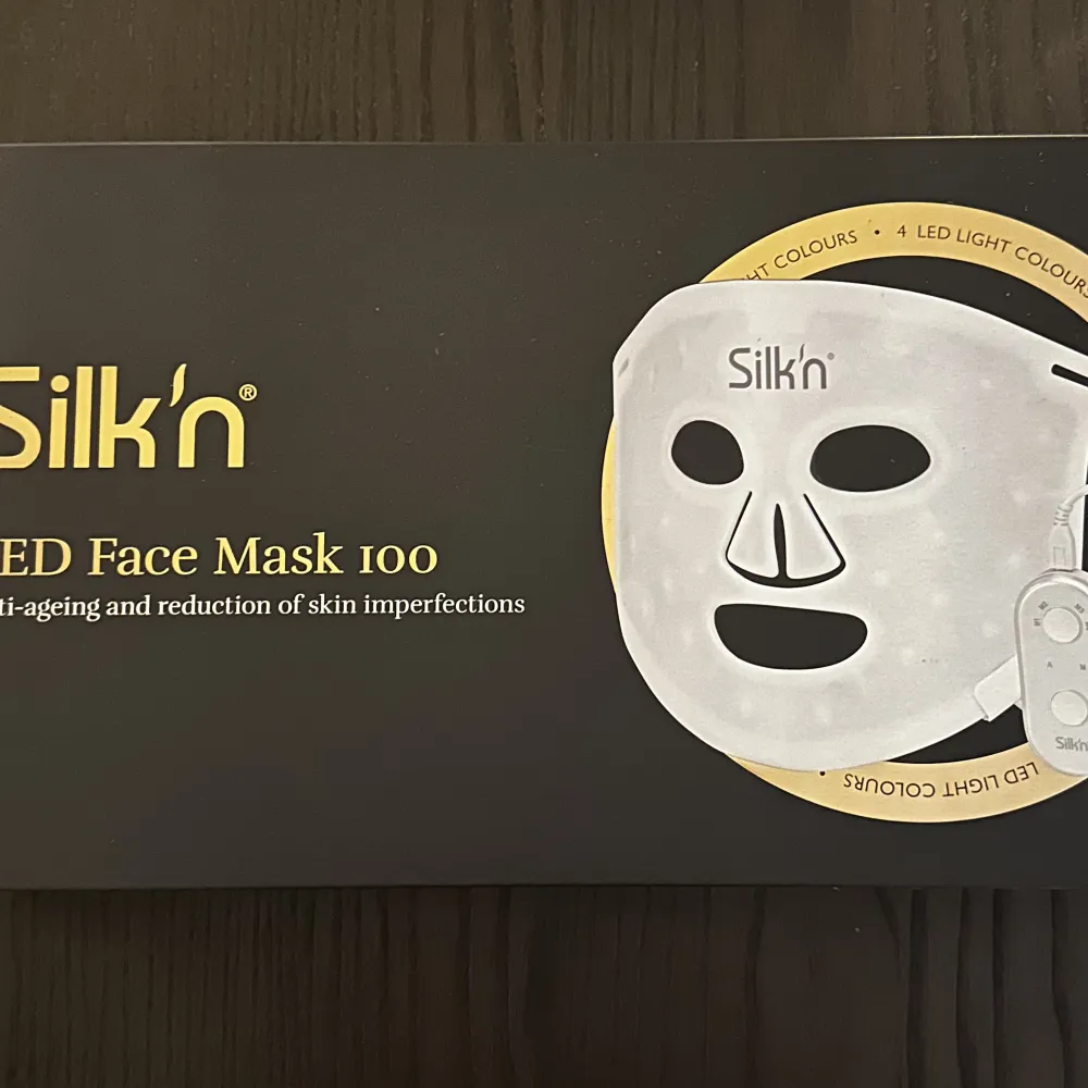 Oöppnad ledmask från Silk’n. LED-ljusterapi som jobbar med rött, blått, gult och lila LED-ljus för att behandla hudens åldrande, akne och torr hud. Nypris 1700kr Finns att hämta upp i Kalmar.. Övrigt.