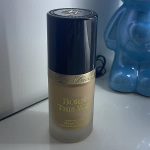 Too faced born this way foundation - Säljer min Too faced born this way foundation i shaden snow. Säljer pga fel färg och har därför bara använt få pump så nästan helt full. Original pris: 520 Mitt pris: 380kr!  Skriv vid frågor. Frakt tillkommer. 