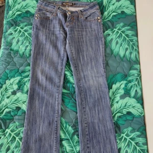 Vintage jeans - Lågmidjade utsvängda vintagejeans som inte kommer till användning, Såå fina!!!❤️