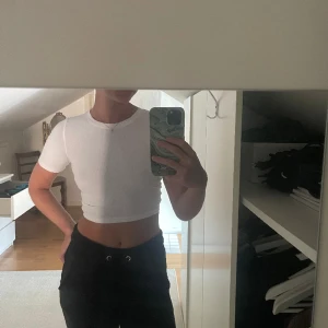 Topp öppen rygg - Vit topp från monki i st xs. Snörning i ryggen som man kan justera storlek till viss del, så skulle säga att den passar xs-s