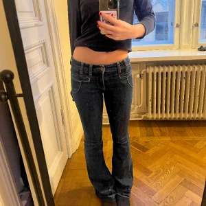 Jeans med detaljer💛 - Så fina flare jeans med detaljer! Lite slitage där nere på baksidan (de har varit lite för långa för mig) och därav priset🩷OBS! Säljer senast söndag! (Åker bort)