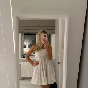 Zara klänning  - Säljer denn populära klänning ifrån zara🥰