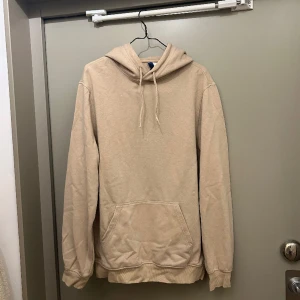 Beige hoodie - Beige hoodie från hm som mestadels endast legat i garderoben, därav lite skrynklig på bilderna! 