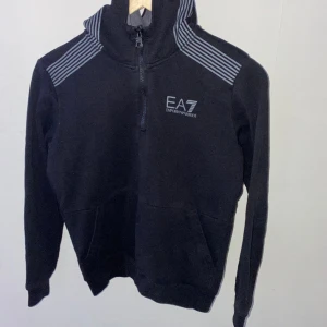 EA7 tröja - Helt ny, aldrig använd, köpte i present till lillebrorsan-stor i storlek för han. Storlek XS/S