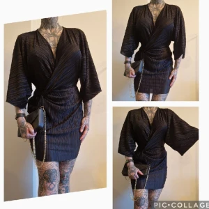 Asos klänning kimono cocktailklänning trumpetärm plisserad - Vid ärmar, och urringningen kan man "vika" in om man vill ha den mer tydlig.  Så läcker, annorlunda och en riktig statementklänning som samtidigt smälter in.  Fjäderlätt och skrynkelfri, tar noll plats. Riktigt fördelaktigt på resande fot. strl s/m