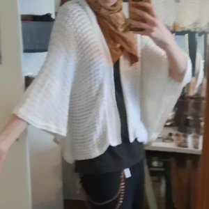 Sofia knitted cardigan från Ginatricot - Stickad vit kofta från ginatricot♡ supermysig och faller vackert. Storlek L men passar nog vem som helst beroende på önskad passform<3