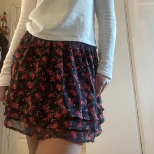Blommig kjol - Blommig kjol från Lindex i storlek 158-164 från barnavdelningen❣️