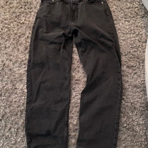 SWEET SKTBS jeans - Säljer mina svarta SWEET SKTBS jeans då det inte är min stil längre, passar mig i längden som är ca 170 cm lång. Skriv för frågor och pris kan diskuteras:)