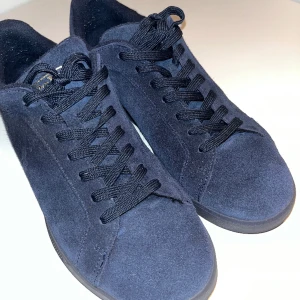 Ralph lauren skor - Säljer mina otroligt sköna polo skor i storlek 43, Sjukt snygg och ovanlig mörkblå färg. Näst intill ny skick. Vid frågor är det bara att höra av sig 🙌🏼  Byten kan vara intressanta!