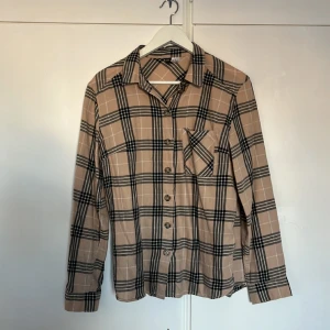 Skjorta - Skjorta med mönster. Köpt från hm för 250 kr.
