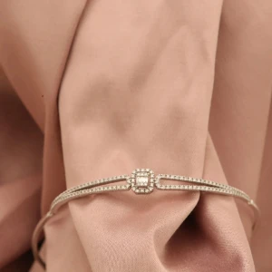 Calisto Armband med diamant (0,51ct) i 14 karat guld, 17 cm - Calisto Armband med diamant (0,51ct) i 14 karat guld, 17 cm Pris: 12 299 kr Modell: Unik Vikt: 6,5 g Längd: 17 cm Bredd: 1,4 mm Skick: Som visas på bilderna, bra skick med normalt användningsslitage