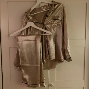 Rosa/beige sidenliknande pyjamas - Endast testad, helt i nyskick.
