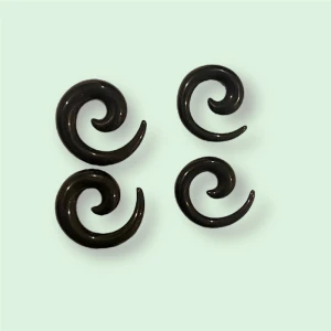 örhängen för stretchade lobes 🤝 - säljer dessa ganska basic men jäkligt snygga spiraler till stretchade lobes! 😁 49kr för ett par, finns i 6mm och 8mm! frakt 18kr privat eller plicks frakt! 🌟