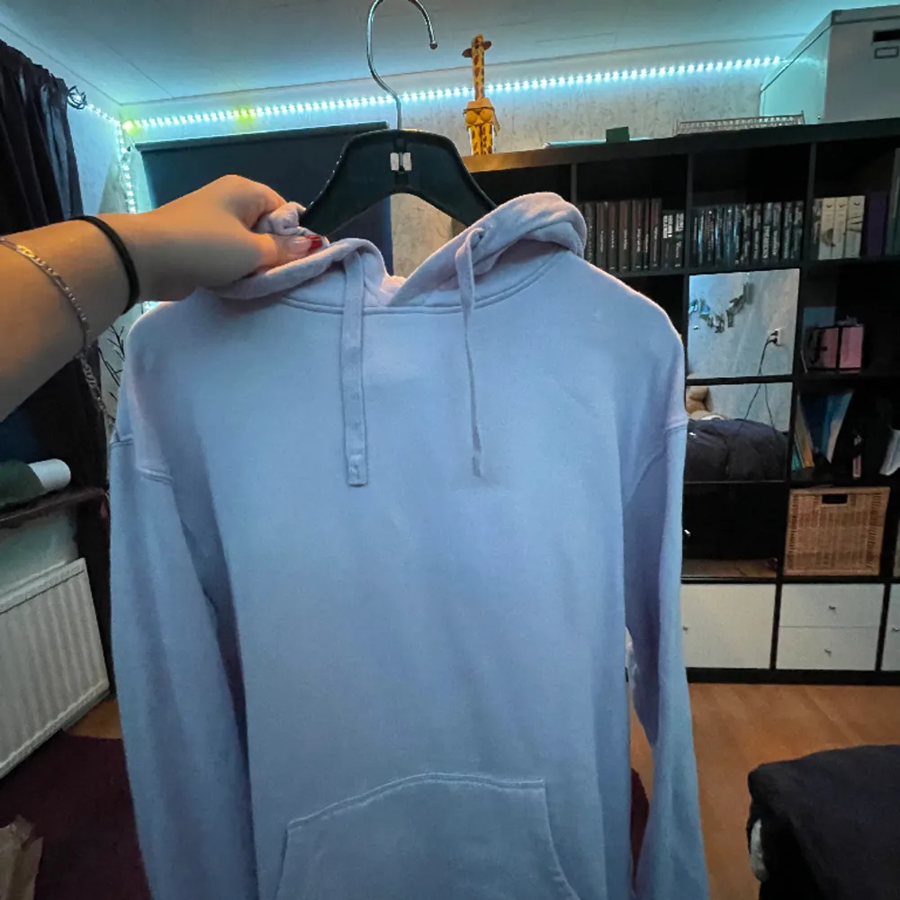 Oversized ljuslila hoodie med luva och snören, nästan aldrig använd💜  Tvätt: 40 grader Material: 85% bomull 15% polyester . Hoodies.