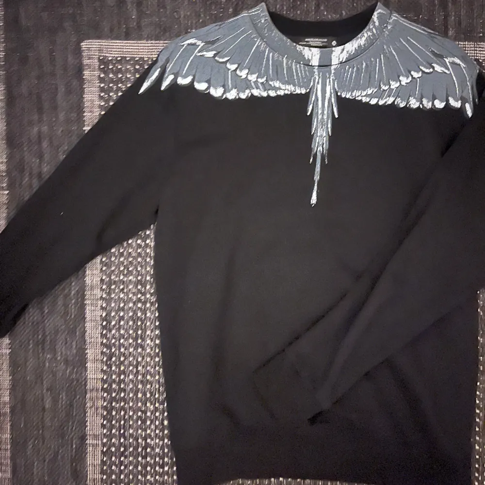 En Marcelo burlon tröja i perfekt skick Köptes på Urban modern  Nypris 3600 kr Storlek S SLUTSÅLD I BUTIK❌. Hoodies.