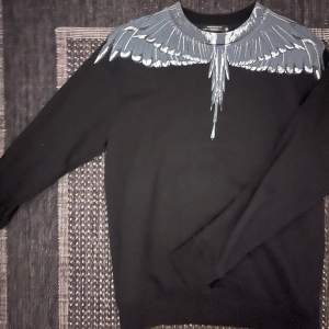 En Marcelo burlon tröja i perfekt skick Köptes på Urban modern  Nypris 3600 kr Storlek S SLUTSÅLD I BUTIK❌
