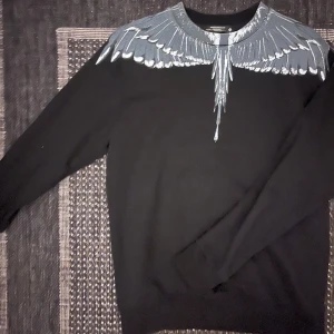 Marcelo burlon Tjocktröja - En Marcelo burlon tröja i perfekt skick Köptes på Urban modern  Nypris 3600 kr Storlek S SLUTSÅLD I BUTIK❌