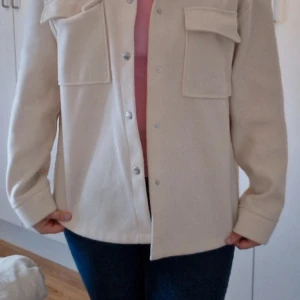 Shacket/Skjortjacka ifrån Gina Tricot - Shacket/Skjortjacka ifrån Gina Tricot.   Sparsamt använd, så är i väldigt bra skick i stort sett som ny (Nypris 499kr).  En liten missfärgning på insidan av jacka inget som syns utvändigt (se sista bilden).
