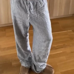 Byxor linne  - Jätte fina byxor från Bikbok i storlek 38! Lite overzize på mig som har 36! Använda få gånger! 💋