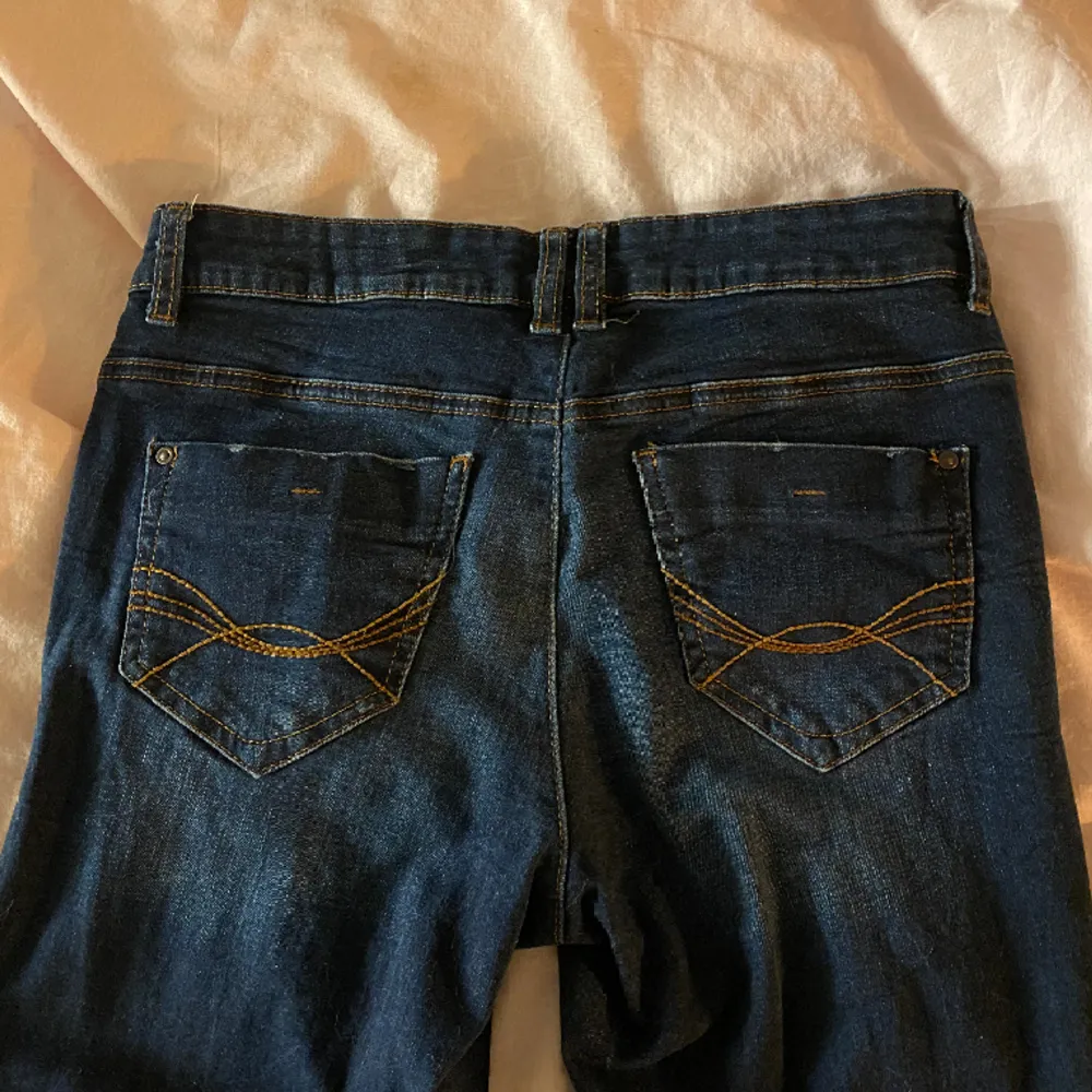 Jeans i storlek 28/32 från rom tailor, bra skick, snygga och unika detaljer på fickorna, går att klippa slits om man vill ha de lite rakare i benen!. Jeans & Byxor.