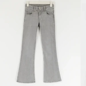 low waist jeans - low waist jeans!! från gina young 190kr !!❤️passar mig är 163 cm lång (säljer ett par i marinblå också lågmidjade! kolla min profil)❤️❤️‼️BUDA ENDAST OM DU VET DU KOMMER KÖPA OM DU VINNER BUDET‼️
