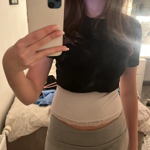 Svart Stockholmstil topp från zara - Svart stockholmstil stopp, säljer endast den svarta men går att styla med många olika tröjor under. 