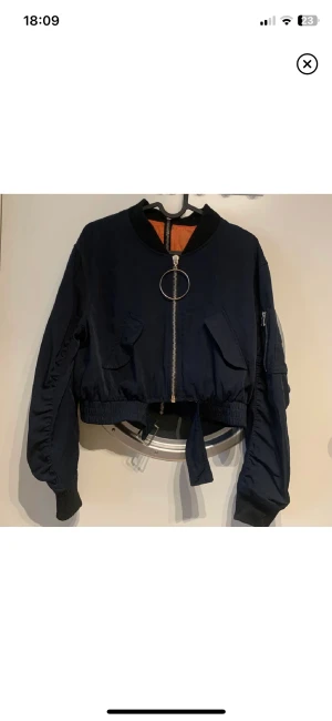 Bomberjacka med zipper detalj - Superfin bomberjacka med dragkedjedetalj design! Perfekt inför vår/sommar!